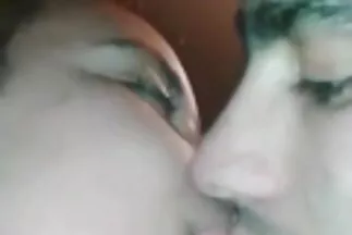 Busty Neela szőrös pornó Mason vibrátorral maszturbál.