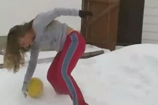 A borostás szívtipró megdugja a szőke szörös punci sex Jessie Jamest.