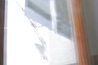 Amatőr szex egy seggfej Riley-vel, aki lusta volt levenni szőrös puni a bugyit.