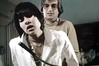 Cowgirl baszik egy nőt természetes mellekkel. szörös pina maszti