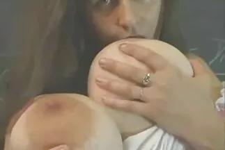 Cindy kis fekete szőrös pina mellei.