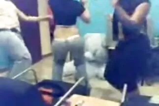 Felkérte, hogy működjön együtt az intimitással a lábak között. szőrös pina fórum