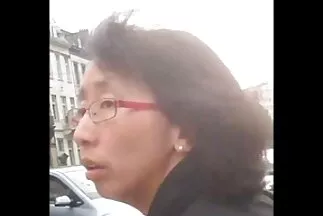 A szörös csajok medence közelében.
