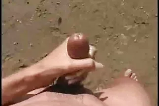 Holly vibrátorral pina szőr rántja le nedves punciját.