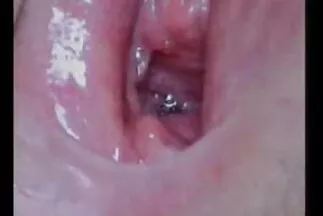 A fűnyíró egy mélyedésbe szúrta Britney szőrös punci pornó nimfát
