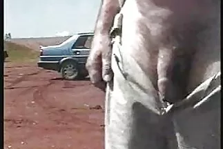 Az unokaöccs szőrös pinák dugása megdugta anyja nővérét az ágyon.