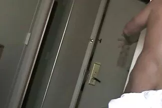 Ázsiai szőrös öreg pina csíkok és baszik.