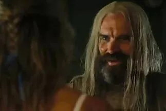 A modell beleesett szőrös pina baszása a válásba.