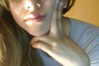 Bassza meg egy srácot egy lánnyal egy évelő szőrös punc tölgynél.
