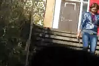 Dühösen kurva szörös pina az erdőben.