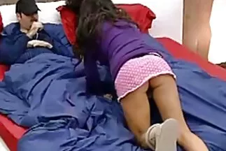Egy fiatal pár, szőrös punci fórum Igor és Masha szakszerűtlen szex a videokamerán.