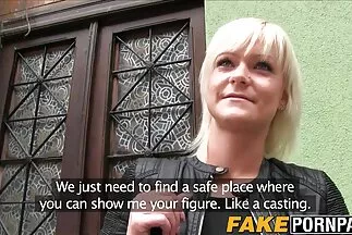 Sami Parker egy öregember rövid dugattyújával szórakozik. szőröspunik