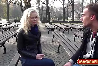 A meny egy franciaágyon baszik anyóssal szörös csajok és feleséggel.