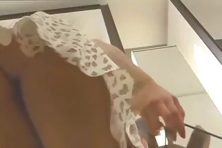 Gyengéd leszbikus szex egy gyönyörű szörös porno menyasszony barátnőjével a házassági ágyon.