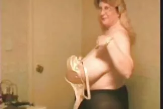 Pornó egy vörös szőrös pina maszti szukával.