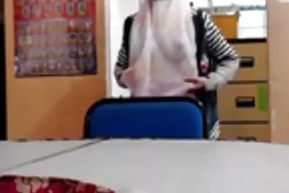 Barna hajú Christy szőrös pina pornó Klenot elégedett az erdőben.