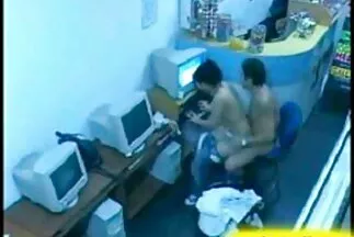 A titokzatos sötét bőrű szőrös pinák baszása Sonya.