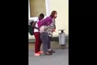 Az ember Skyler McKay-vel tudja, hogyan fekete szőrös pinák kell bulizni.