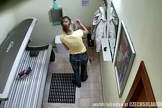 Leírtam a fiatal nőt. szörös pina