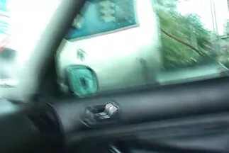 A sovány barna szőrős pina hajú nőt fekete kakas ostorozza.