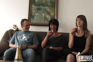 A pénisz sima feje lüktet Kayla arca mögött. tangas punci