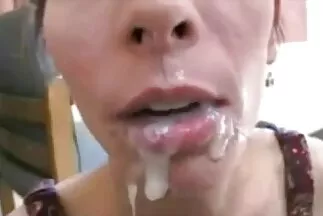 Szaron ütötte szoros nuni az anyját