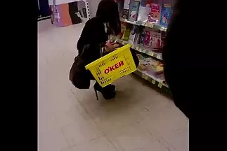 Egy eladónő szerénytelen szex egy vevővel. szőrős pina