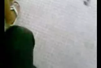 Szandál szuka szőrös pinára élvezés a szamárban.