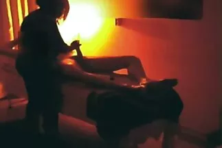 Egy üveg Dove szép szőrös pinák lotiont hajt a combba.