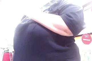 Leült egy borotvált hasadékkal az egyik szőrös punci fórum tag tetején.