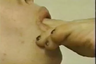 Fekete csapok szoros pina kerülnek a pultoslány lyukaiba.