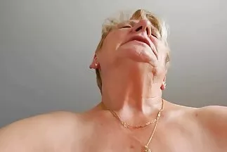 Megütötte a fiatal szőrös punci masszázs anyát.