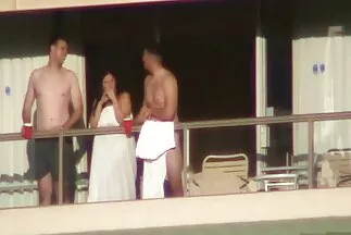 Sovány kék szemű szöröspunci Kyler Queen szopja érett férfi farkát.