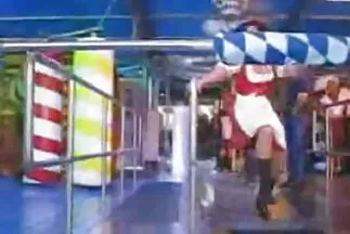 Boldoggá tette nagyon szoros puncik barátnőjét.