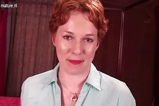 Elbújt érett szőrös pina a lépcső mögé.