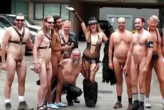 A kurva két pokoli szőrös pina sex napot várt.