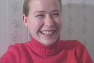 Egy aranyos szopás szőrös punci lány megszívja szegény fickó punciját.