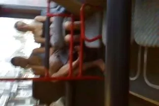Kitárja a lábát szőrös öreg pina az utazás szervezője előtt.
