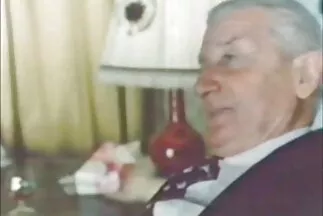 Kibaszott lánya élvezi. szőrös punciba élvezés